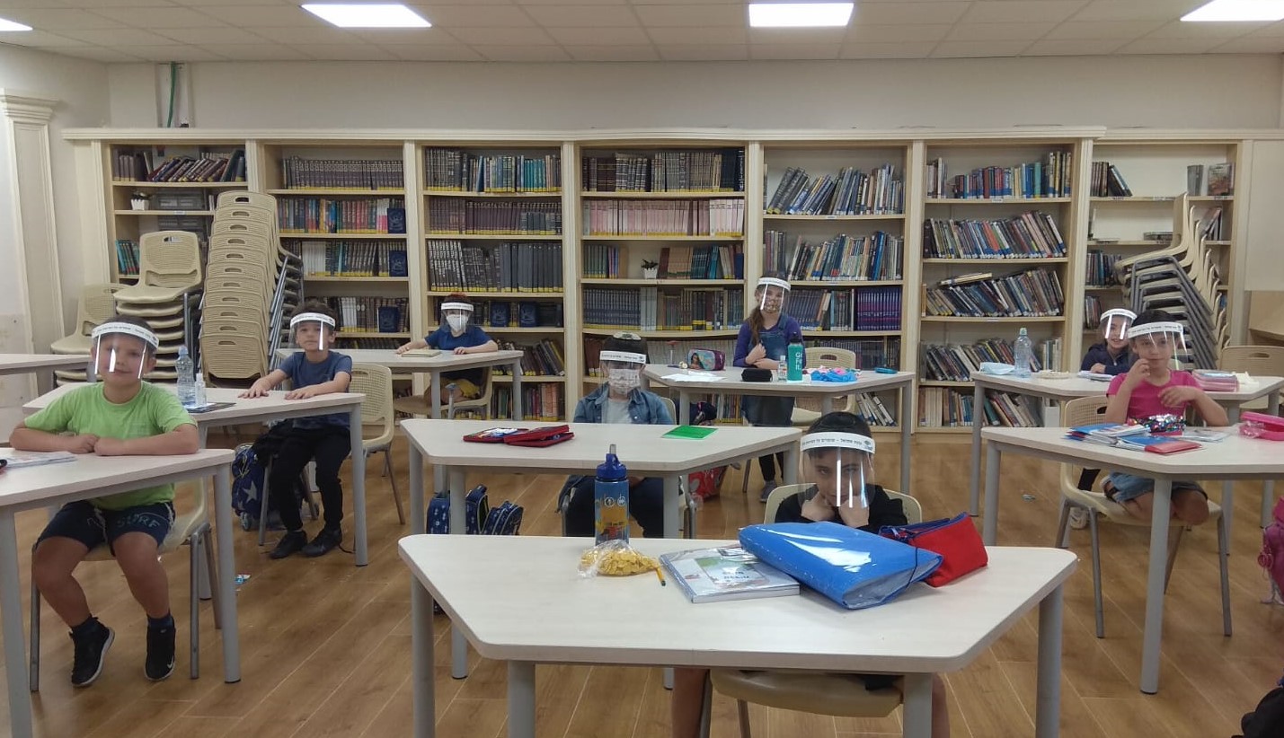 תלמידים עוטים מסכות מיגון נגד קורונה