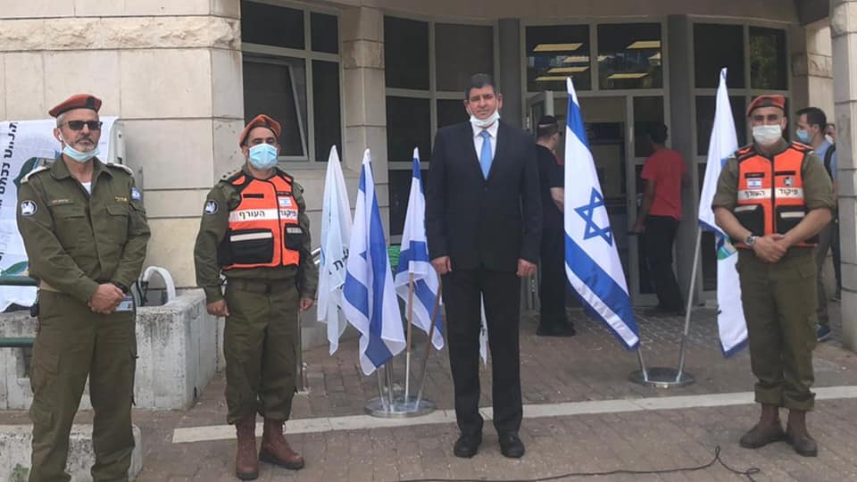 תמונה של אנשי העירייה ואנשי פיקוד העורף עוטים מסכות