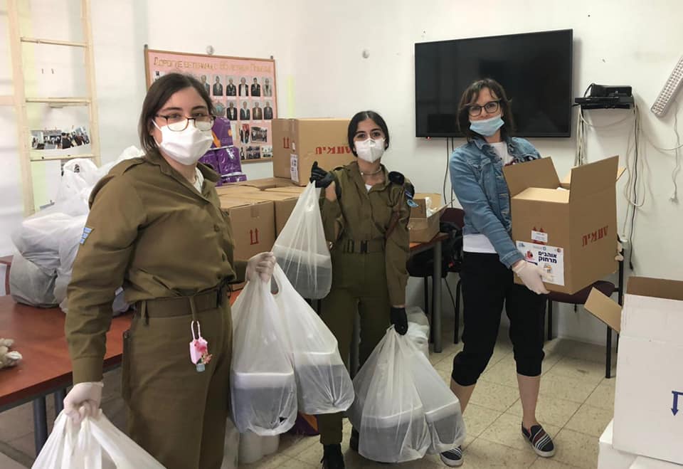 תמונה של אנשי העירייה ואנשי פיקוד העורף עוטים מסכות