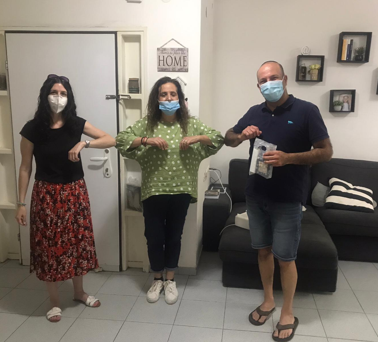 בתמונה: עובדי העירייה אומרים תודה למתנדבים.