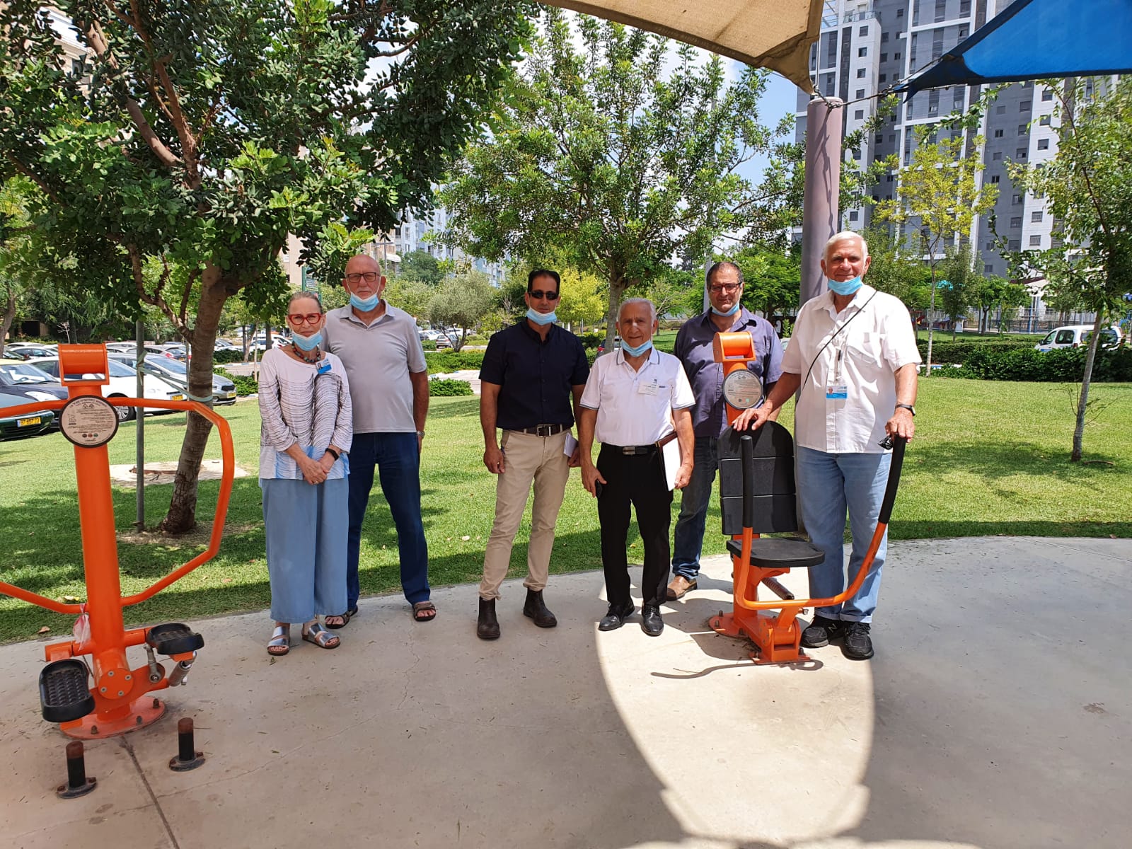 שופטי תחרות ארץ ישראל יפה ועובדי העירייה עומדים בגינה ציבורית