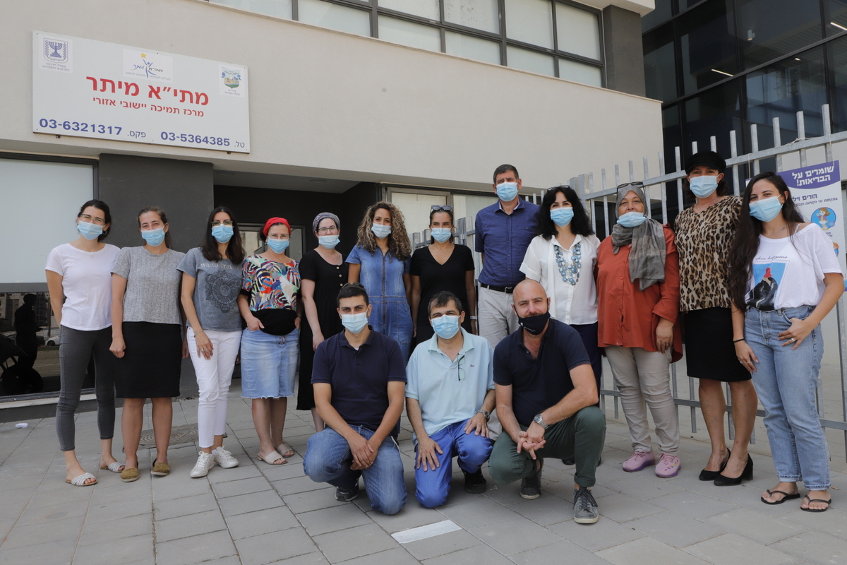קבוצת בנות עם ראש העיר יוסי ברודני עם מסכות על פניהן