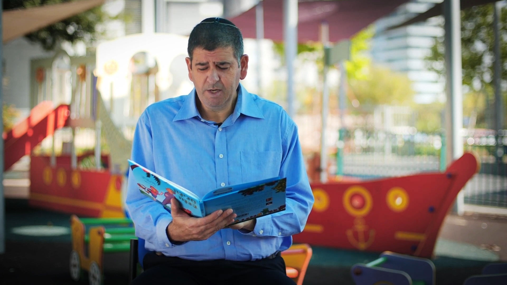 ראש העיר יוסי ברודני מקריא סיפור