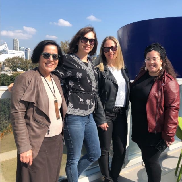 ארבע עובדות סוציאליות, רכזת תחום בני משפחה מטפלים באזרח הוותיק, בבקעת אונו