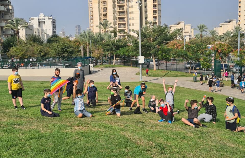 חבורת ילדים על כר דשא