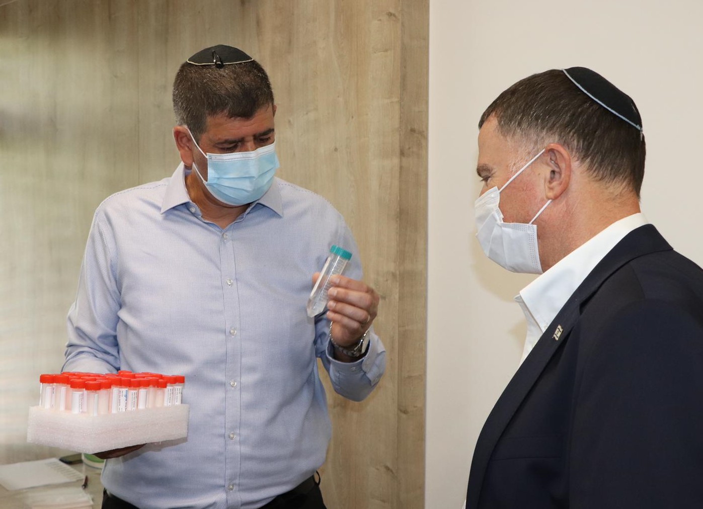 ראש העיר יוסי ברודני ושר הבריאות יולי אדלשטיין