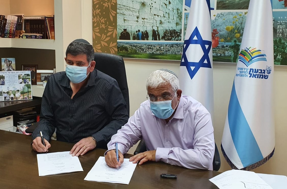 בתמונה: ראש העיר יוסי ברודני, סמנכל ישיבת בני עקיבא משה בר חיים