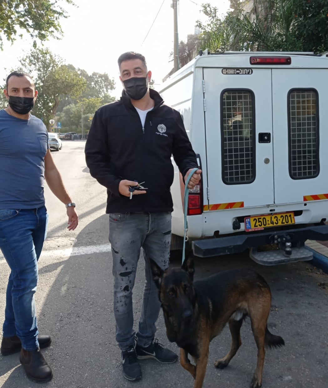 מנהל הפיקוח העירוני שמעון ברוכים, עם השרות הווטרינרי במבצע ללכידת כלב מסוכן בעיר