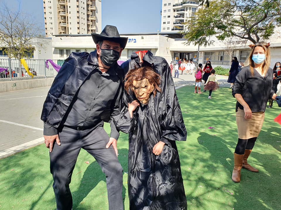 ראש העיר עם ילדים מחופשים