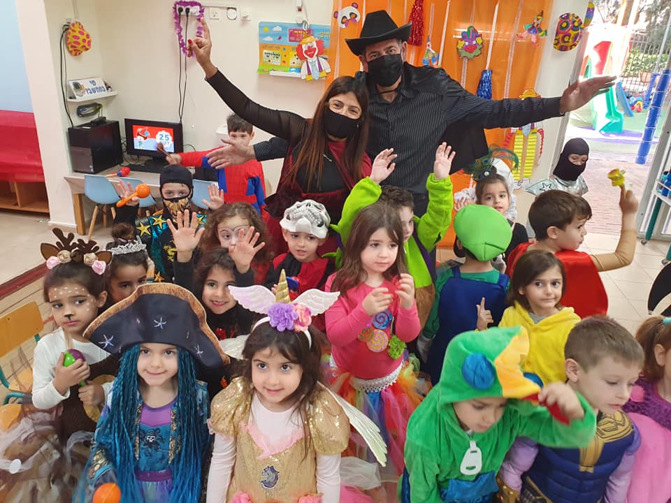 ראש העיר עם ילדים מחופשים