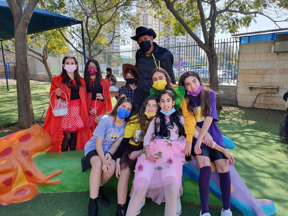 ראש העיר עם ילדים מחופשים