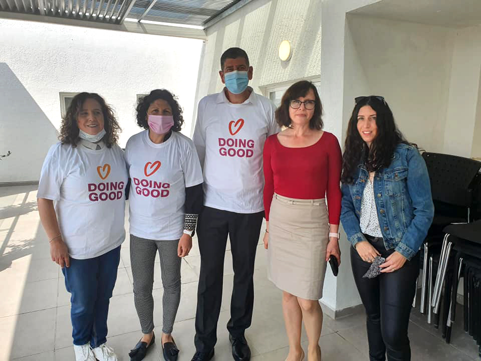 ראש העיר יוסי ברודני עם צוות עובדות
