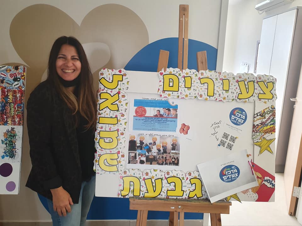 אישה ליד לוח
