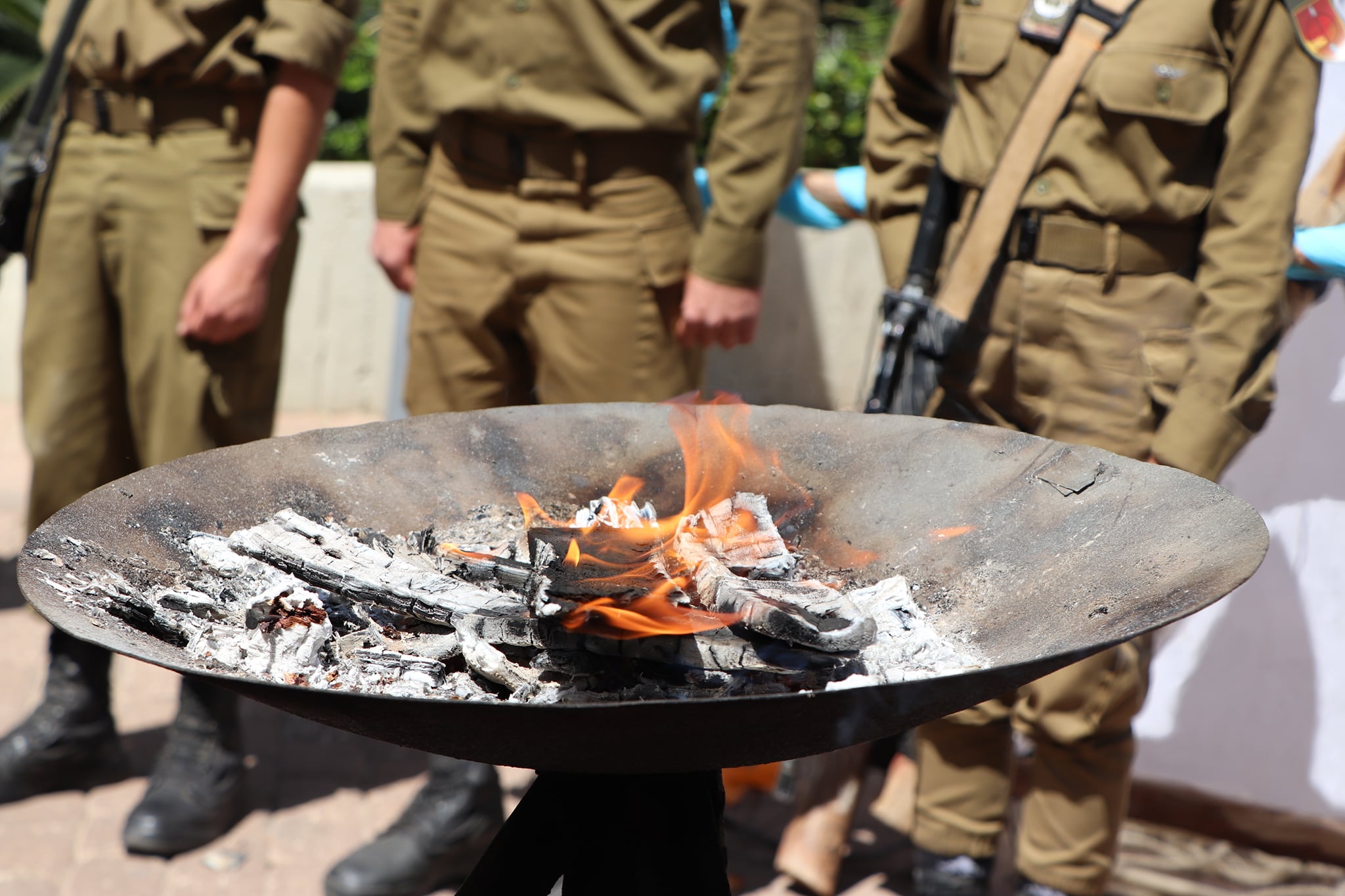 טקס יום הזיכרון ברחבת הכניסה לעירייה