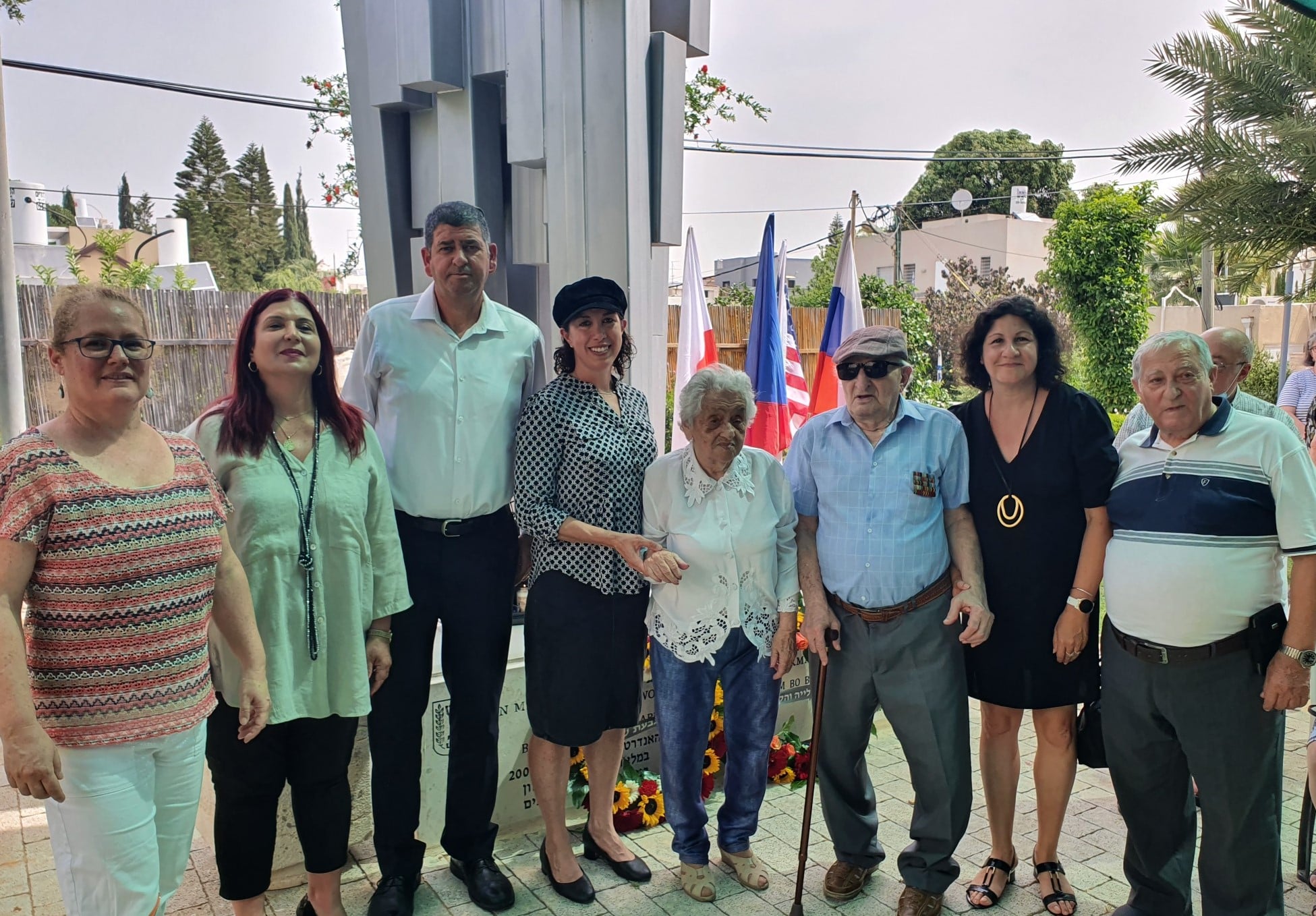 ראש העיר יוסי ברודני עם עובדות עירייה ווטרנים