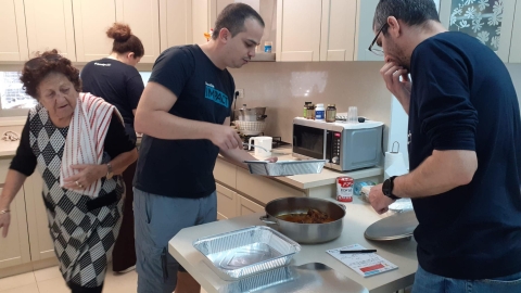 מתחברים דרך הסירים