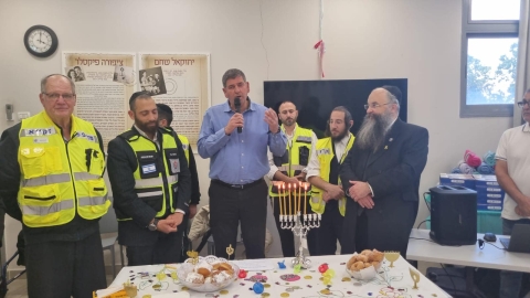נר חמישי של חנוכה עם שורדי השואה