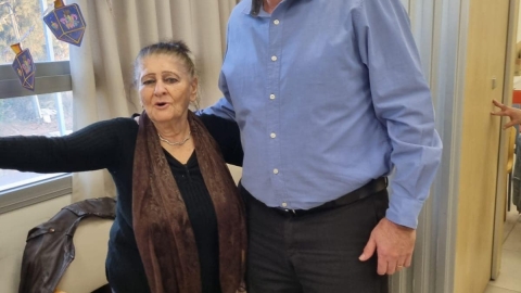 נר חמישי של חנוכה עם שורדי השואה