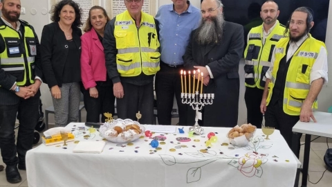 נר חמישי של חנוכה עם שורדי השואה