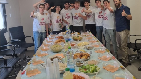 מחווה מרגשת לעובדי הניקיון והשמירה