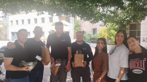 מחווה מרגשת לעובדי הניקיון והשמירה
