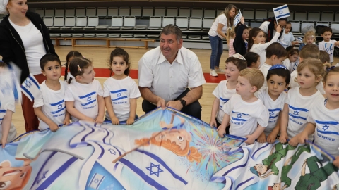 ילדי הגנים בגבעת שמואל חוגגים עצמאות 2.jpg