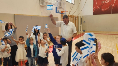 ילדי הגנים בגבעת שמואל חוגגים עצמאות 3.jpg