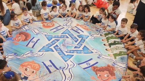 ילדי הגנים בגבעת שמואל חוגגים עצמאות 4.jpg