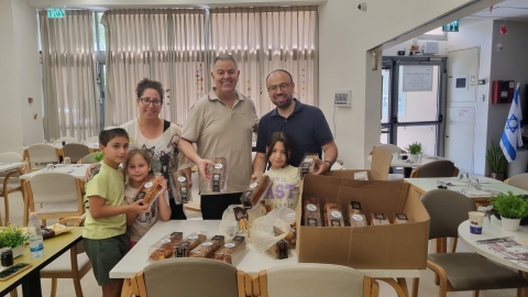 בגבעת שמואל דואגים לאזרחים הותיקים 2.jpg