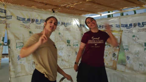 חניכי וחניכות בני עקיבא גבעת שמואל בנו למעלה מ-30 סוכות למשפחות המגוייסות 3.jpg
