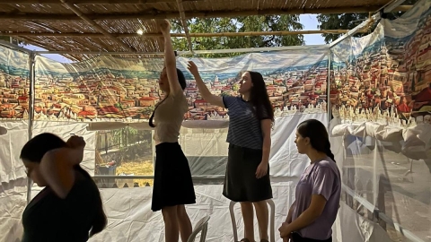 חניכי וחניכות בני עקיבא גבעת שמואל בנו למעלה מ-30 סוכות למשפחות המגוייסות 5.jpg