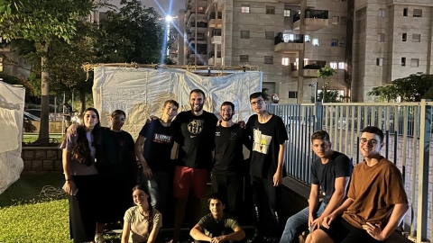 חניכי וחניכות בני עקיבא גבעת שמואל בנו למעלה מ-30 סוכות למשפחות המגוייסות 7.jpg