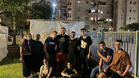 חניכי וחניכות בני עקיבא גבעת שמואל בנו למעלה מ-30 סוכות למשפחות המגוייסות 8.jpg