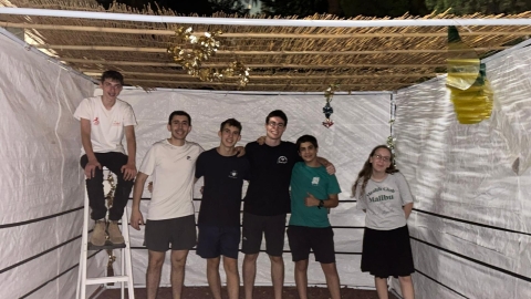חניכי וחניכות בני עקיבא גבעת שמואל בנו למעלה מ-30 סוכות למשפחות המגוייסות 10.jpg