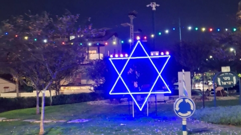 מיצגי תאורה מרהיבים ​לרגל חג החנוכה 2.jpg