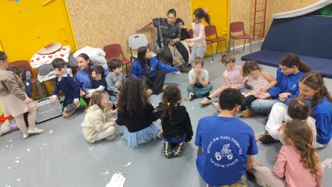 בני הנוער מגבעת שמואל מתנדבים בקהילה 2.jpg