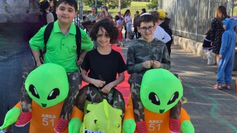 בגבעת שמואל החיוך של הילדים לפני הכל חגיגות פורים מאוחרות בבית הספר מורשת נריה 1.jpg