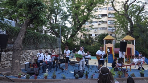 חגיגת שבועות קהילתית בגבעת שמואל 3.jpg
