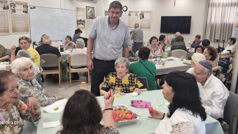 גבעת שמואל דואגת לשורדי השואה 1.jpg