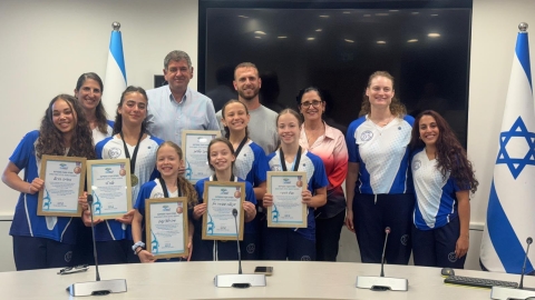 ראש העיר העניק תעודות הוקרה לנבחרת האקרובטיקה 2.jpg