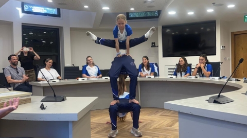 ראש העיר העניק תעודות הוקרה לנבחרת האקרובטיקה 3.jpg