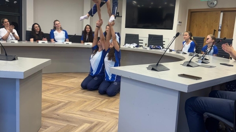 ראש העיר העניק תעודות הוקרה לנבחרת האקרובטיקה 4.jpg